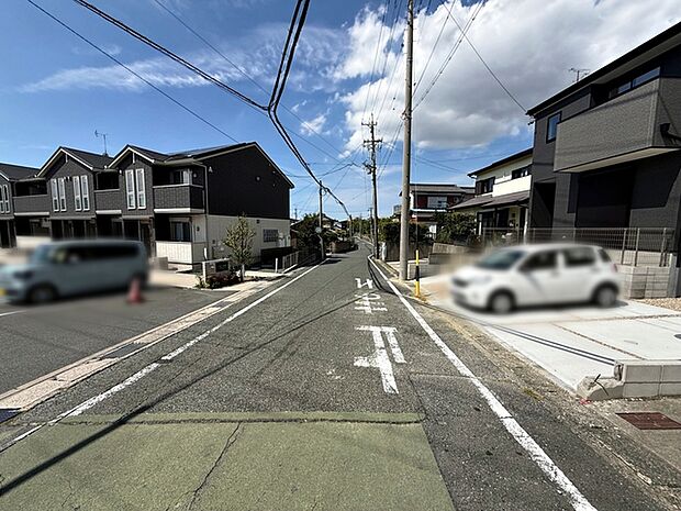 前面道路:南側約6m幅、前面道路はゆとりの6m!車通りが少なく、駐車が苦手な方でも安心の道路幅です