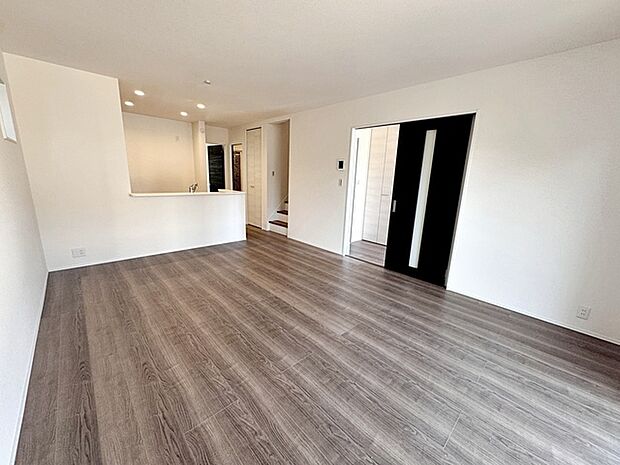 【リビング16帖】 家族がのびのびと過ごせる場所です！大きな窓のあるリビングは、陽光あふれる明るい空間です。居心地良く、憩いの空間となりそうですね。 