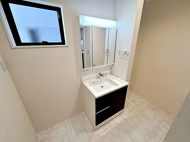 【洗面台】 洗髪・洗面・化粧などができる機能と収納スペースを一体化した洗面台です。 