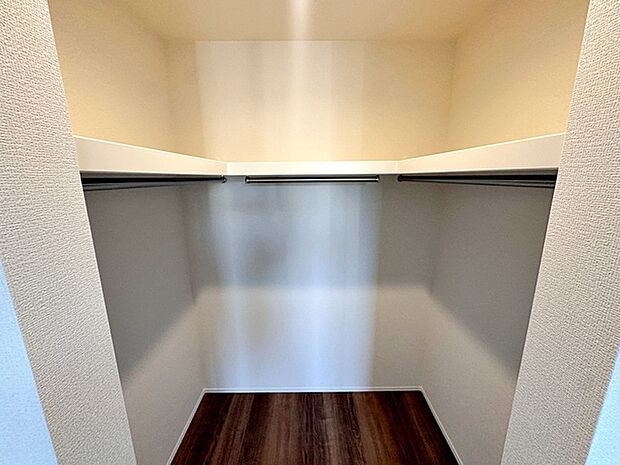 【ウォークインクローゼット】 ハンガーにかけた洋服、帽子やバッグ他収納した物を見渡すことができ整理整頓がしやすい！ 