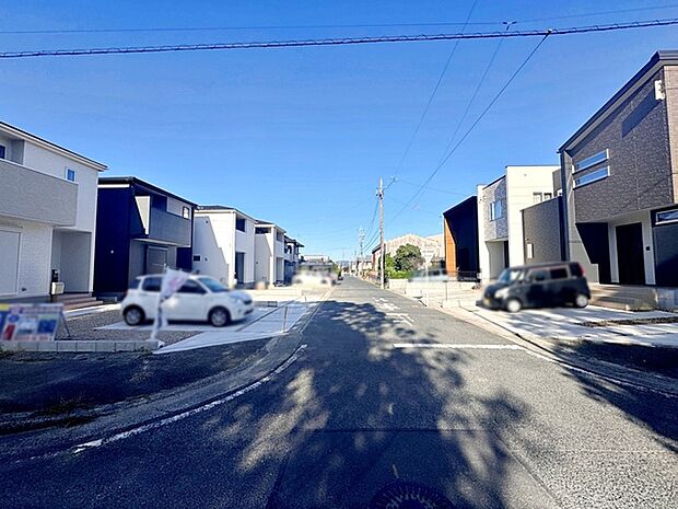 前面道路：南東側約6ｍ幅。車通りが少なく、駐車が苦手な方でも安心の道路幅です  