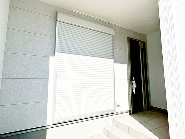 雨の日の出入りも濡れにくい玄関ポーチ 