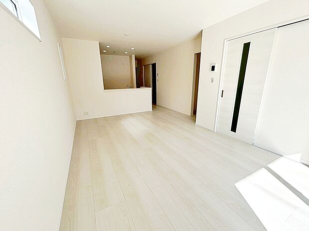 【リビング16.88帖】 のんびりくつろぐソファや、お食事を楽しむダイニングセットを置いても圧迫感はありません。 