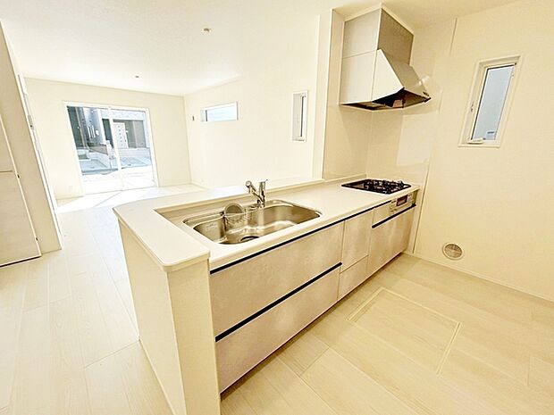 【キッチン】 小さなお子様にも目が届く、使い勝手の良い対面キッチンで楽しくお料理ができます！