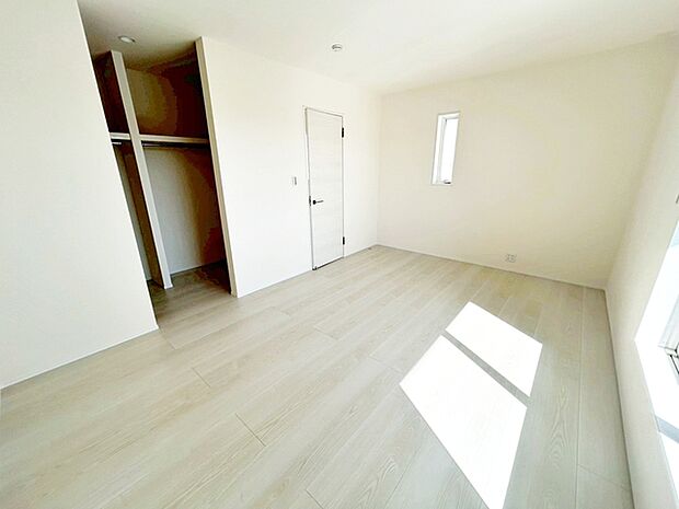 【洋室8.75帖】 2面採光で、晴れの日の日中はいつも明るい室内に。窓を開放すれば気持ちの良い風が入ります。 