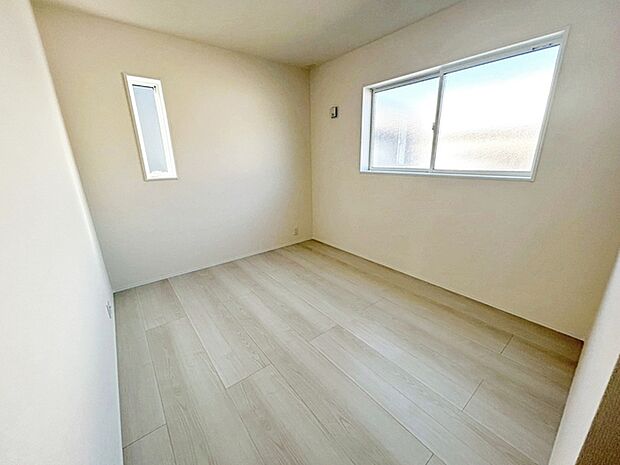 【洋室6帖】 お子様の一人部屋に最適な居室です。クローゼット付きで自然とお片付けできる環境に！ 