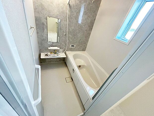 【浴室】 ゆったり入れる浴槽、一日の疲れを癒してくれるくつろぎのバスタイムを… 