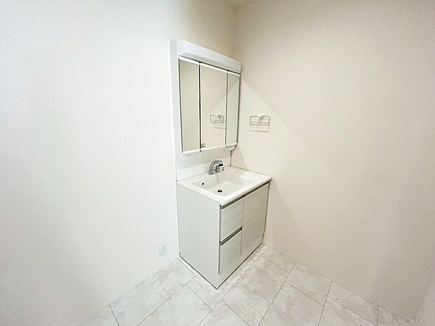 【洗面台】 洗面台の三面鏡の裏には収納があるので、見られたくないものの収納に便利 