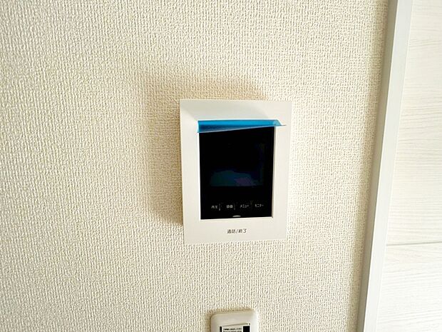 留守中の来訪者画像を自動で録画・保存できる録画機能を内蔵。防犯性に優れた安心のシステム。スッキリとしたデザインで、誰でも簡単に操作していだけます。