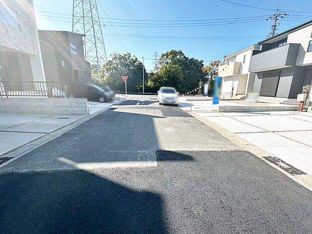 前面道路：南東側約6ｍ幅、静かな住宅街で、車の出入りもスムーズです。