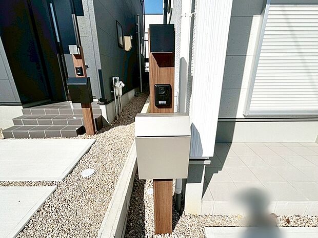 お洒落な一体型で場所を取らない、玄関前のカメラ付インターホン・ポスト 