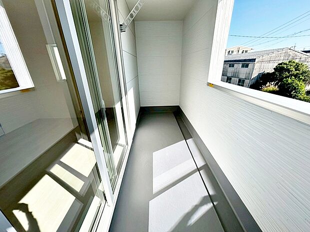 【バルコニー】 広々バルコニーでお洗濯はもちろん、お布団干しもラクラク  