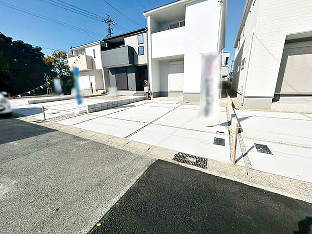 駐車スペースは2台分を確保！並列駐車が可能で車の出し入れもしやすく、運転の苦手な方にも安心です 