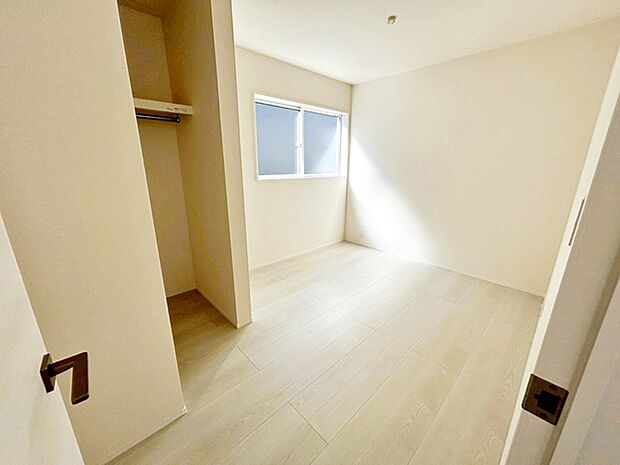 【洋室5.06帖】 WICを完備し、収納スペースも十分です。 