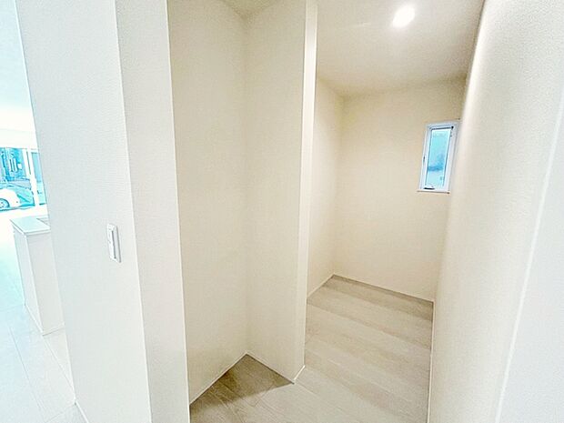 【フリースペース】 キッチン裏のフリースペース。テレワークルーム、アイロンがけなどの作業部屋などにも！ 