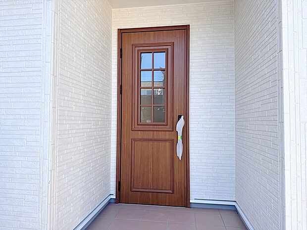 【玄関】 雨の日の出入りも濡れにくい玄関ポーチ 