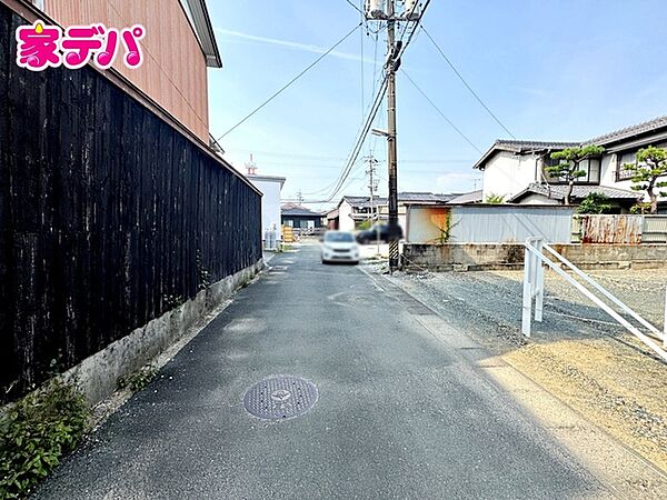 前面道路は車通り少ないのでお子様も安心して暮らせる環境です