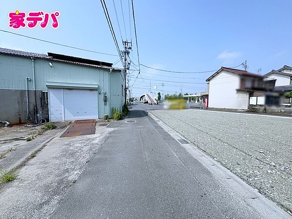 前面道路は車通り少ないのでお子様も安心して暮らせる環境です
