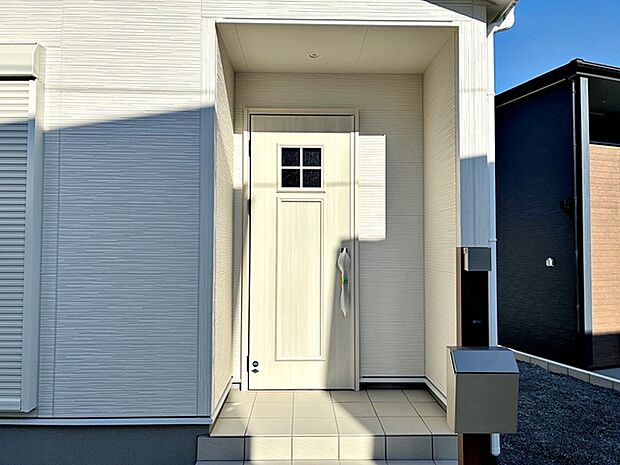 【玄関】 雨の日の出入りも濡れにくい玄関ポーチ