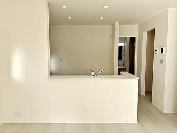 温かみのあるナチュラルテイストのLDK。ダイニングセットを置いてもゆとりがあります!