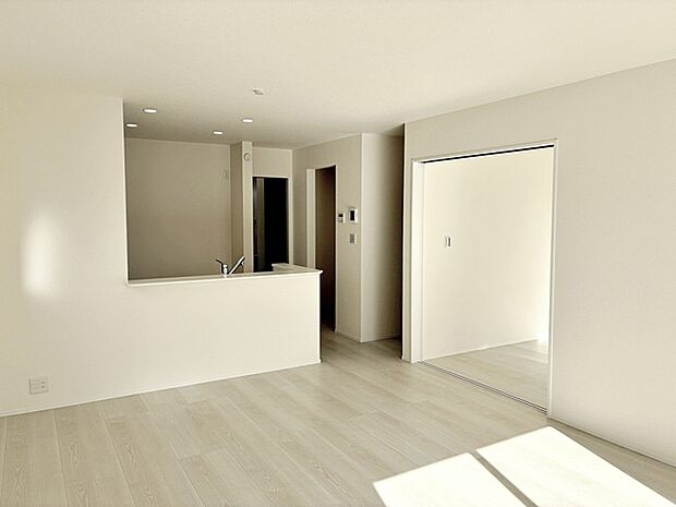 【リビング16.5帖】 水回りがキッチン周辺に集約された間取りは、毎日の家事の効率アップに効果てき面!