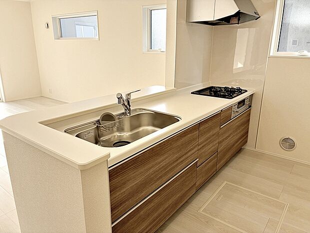 【キッチン】 小さなお子様にも目が届く、使い勝手の良い対面キッチンで楽しくお料理ができます!