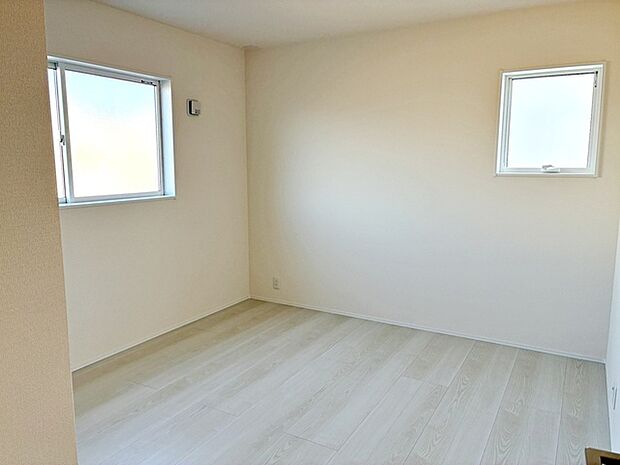 【洋室6.5帖】 寝室には大きな収納スペースがあり、室内を広々と利用できます!