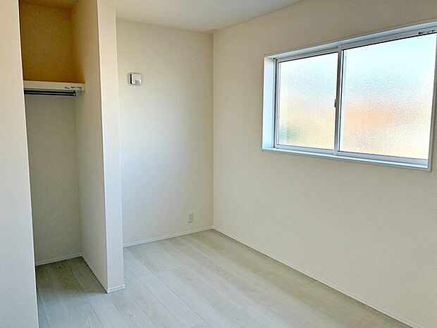 【洋室5.06帖】 お子様の一人部屋に最適な居室です。ウォークインクローゼット付きで自然とお片付けできる環境に！ 