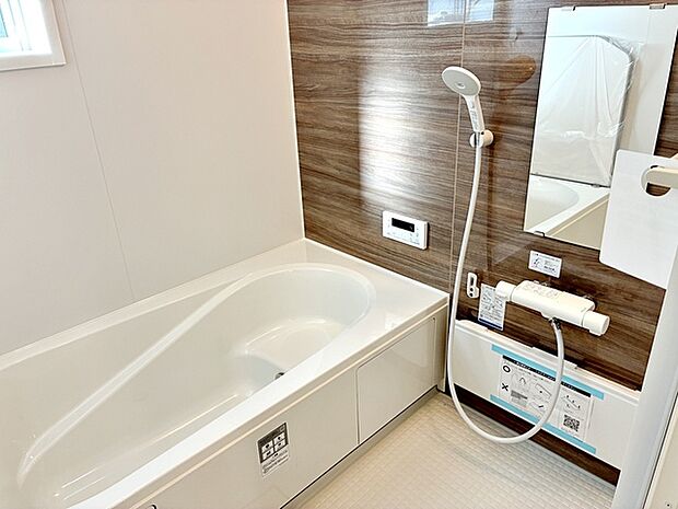 【浴室】 ゆったり入れる浴槽、一坪サイズのゆとりの空間。一日の疲れを癒してくれるくつろぎのバスタイムを…