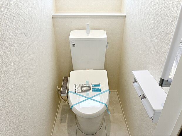 【トイレ】 温水洗浄便座付!2カ所あるので混雑時も便利です