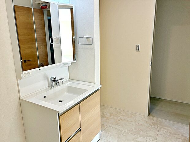 【洗面台】 洗髪・洗面・化粧などができる機能と収納スペースを一体化した洗面台です。