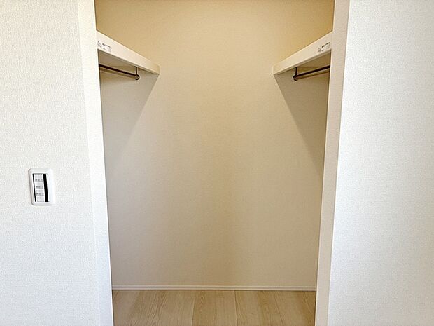 【ウォークインクローゼット】 ハンガーにかけた洋服、帽子やバッグ他収納した物を見渡すことができ整理整頓がしやすい！ 