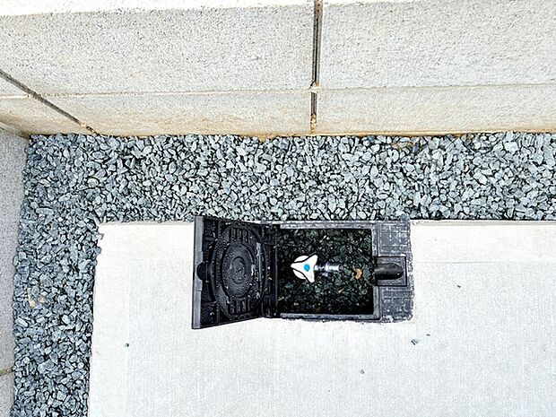 玄関横には散水栓が設置されています!お庭の水撒き、洗車、お掃除、お子様の水遊びなど便利です!