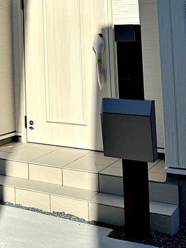 ポストやインターホン等一体型のシンプルな門柱が標準設備！ 