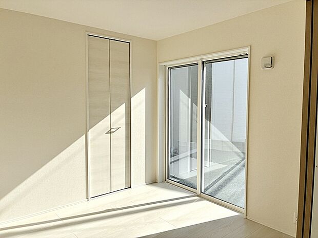 【洋室4.5帖】 リビングと続き間の洋室。オープンにして大空間にしたり、クローゼットもあるので個室として使用することもでき便利です。