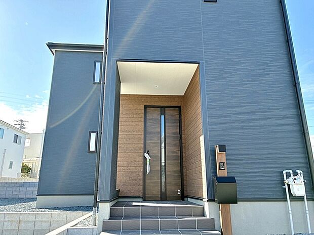 【玄関】 雨の日の出入りも濡れにくい玄関ポーチ