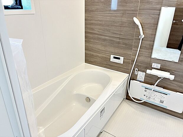 【浴室】 浴室は1坪タイプで親子一緒に入浴しても広くご利用できます！ステップ付きの浴槽は節水効果も。 