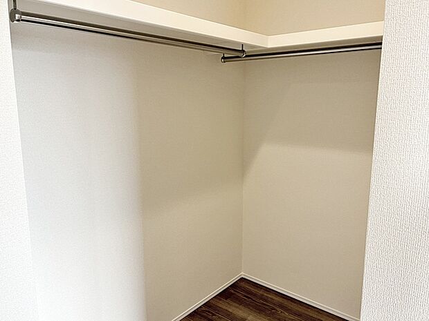 【ウォークインクローゼット】 WICは洋服、帽子、バッグなど全て収納可能!お部屋がスッキリ整理整頓できます!