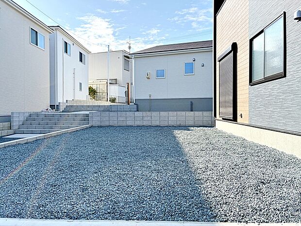 LDKからはお庭に出ることができます!お子様やペットの外遊びにも