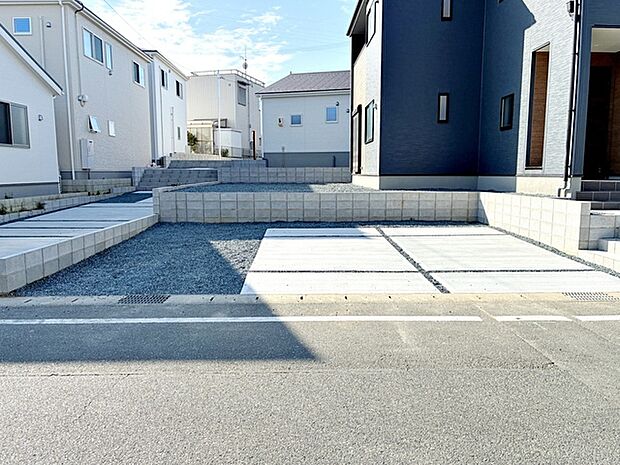 駐車スペースは2台分を確保!並列駐車が可能で車の出し入れもしやすく、運転の苦手な方にも安心です