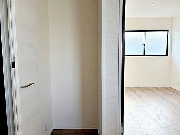 【2階廊下収納】 2階廊下にはご家族の共有収納スペースを設けました。使用頻度が少ないもの、季節的なものの収納に便利！ 