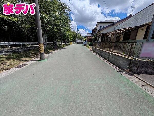 前面道路：北側公道6ｍ幅 前面道路は車通りも少ないのでお子様も安心して暮らせる環境です