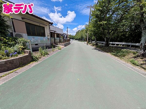 前面道路：北側公道6ｍ幅 前面道路と敷地に高低差がなく、お車の出入庫もスムーズに行えます。