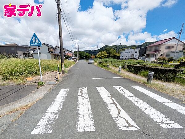 前面道路：南側公道 前面道路と敷地に高低差がなく、お車の出入庫もスムーズに行えます。