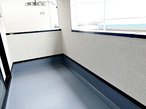 【バルコニー】 2部屋からアクセスできるバルコニー。家族分の洗濯物もたっぷり干せます。日当たりも良好です！ 