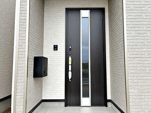 【玄関】 雨の日の出入りも濡れにくい玄関ポーチ 