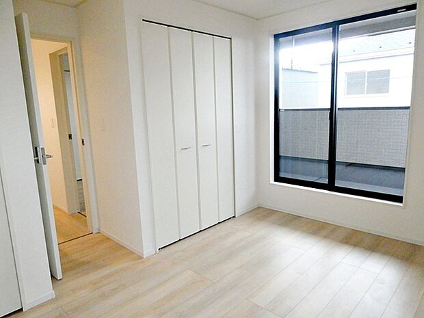 【洋室6.5帖】 ご夫婦の寝室に最適な居室です。家事やお仕事にお疲れなパパ・ママがゆっくり過ごせる空間です 