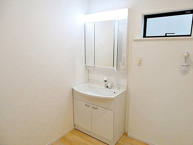 【洗面台】 収納力と機能性に優れた洗面台で、朝の忙しい時間でも身支度準備がスムーズにできます。 