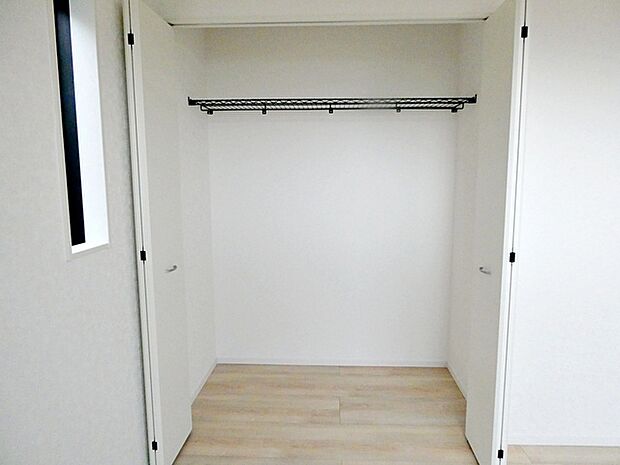 【クローゼット】 クローゼット付きでいつもお部屋はスッキリ！全居室にある収納スペースは住みやすさへのこだわりです。   
