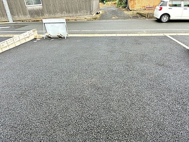 駐車スペースは2台分を確保！並列駐車が可能で車の出し入れもしやすく、運転の苦手な方にも安心です 